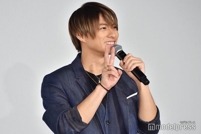 「日本中がラブ&ピースに包まれるような世の中になったら」と呼びかけながらピースをキメた平野紫耀(C)モデルプレス