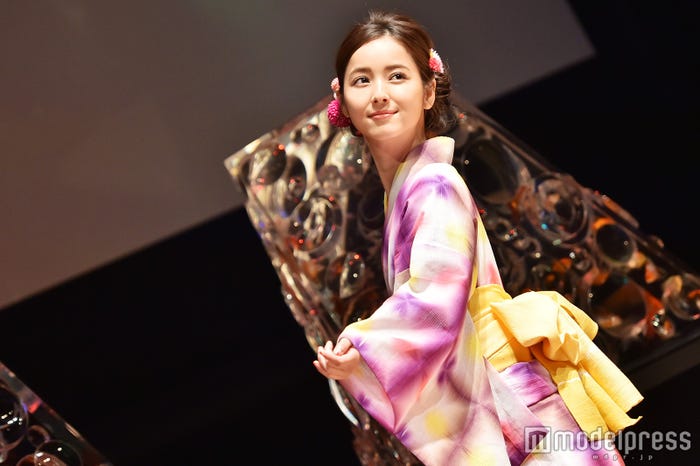 兵児帯(へこおび)は金魚のゆらゆらをイメージ!佐々木希(C)モデルプレス