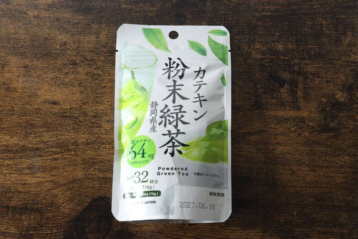 ダイソーの「カテキン粉末緑茶」パッケージの正面アップ ダイソーの「カテキン粉末緑茶」パッケージの正面アップ