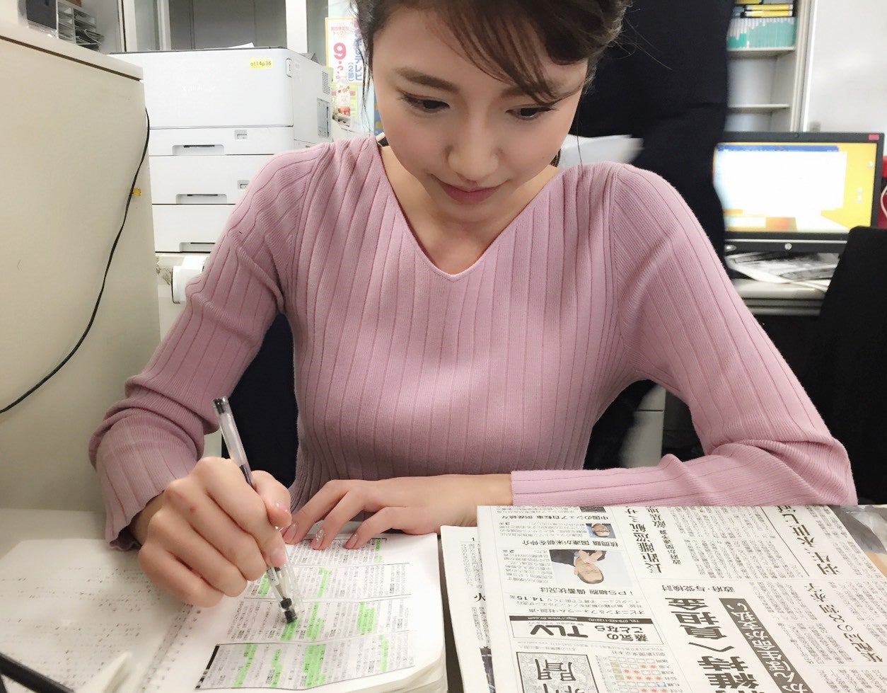 新聞全紙、報道ニュースをくまなくチェック。自分のノートにまとめます。（提供写真）