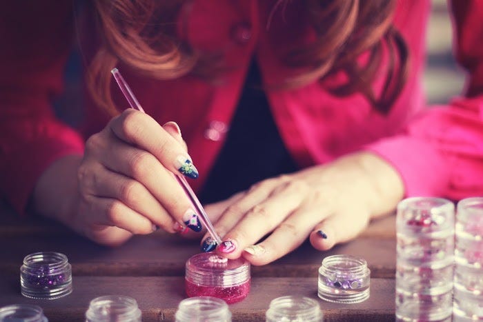 派手なネイルはあまり男性ウケしない/Photo by GIRLY DROP