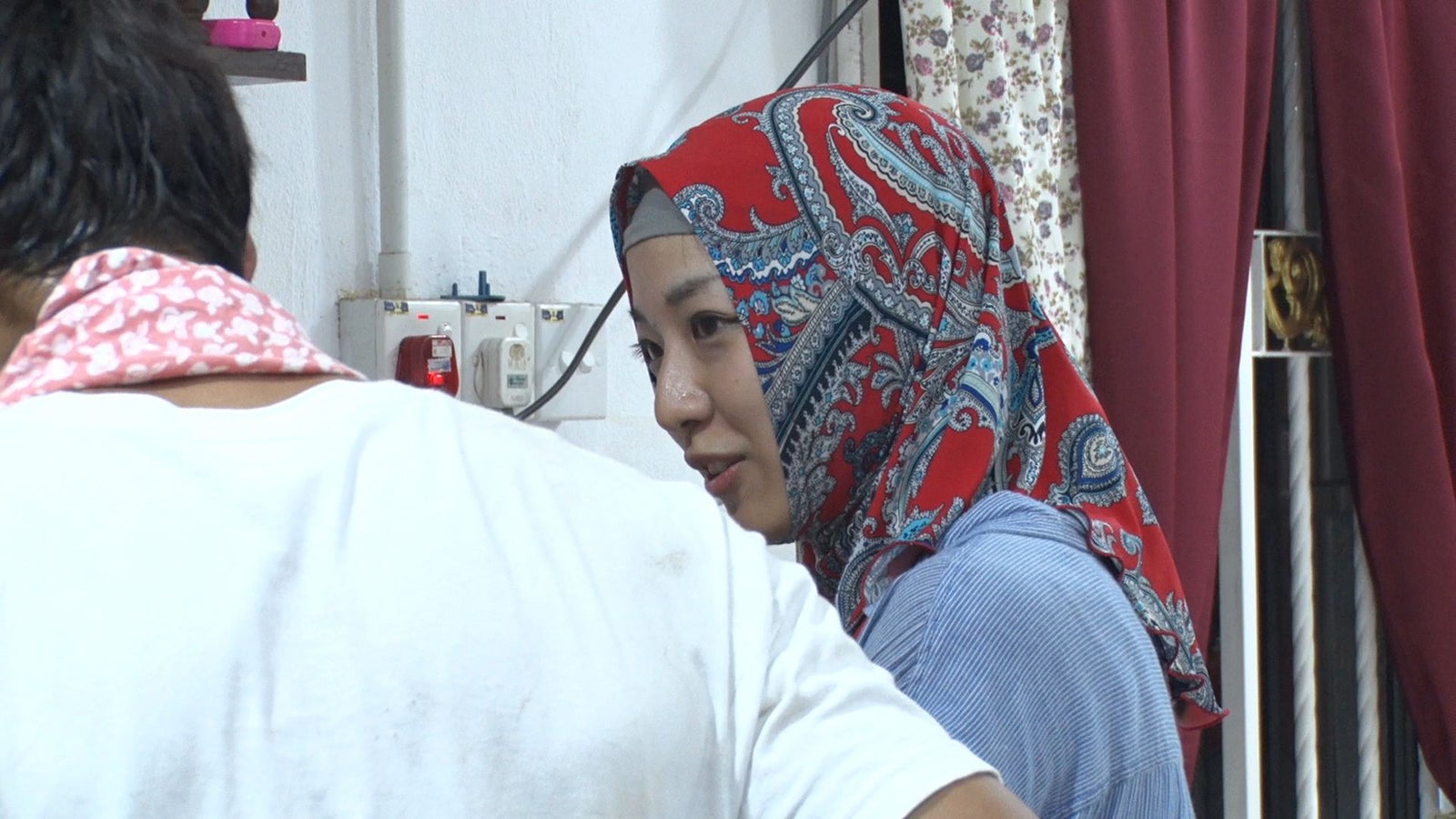 シャイボーイに話しかけるが…／「あいのり：Asian Journey」第19話より（C）フジテレビ