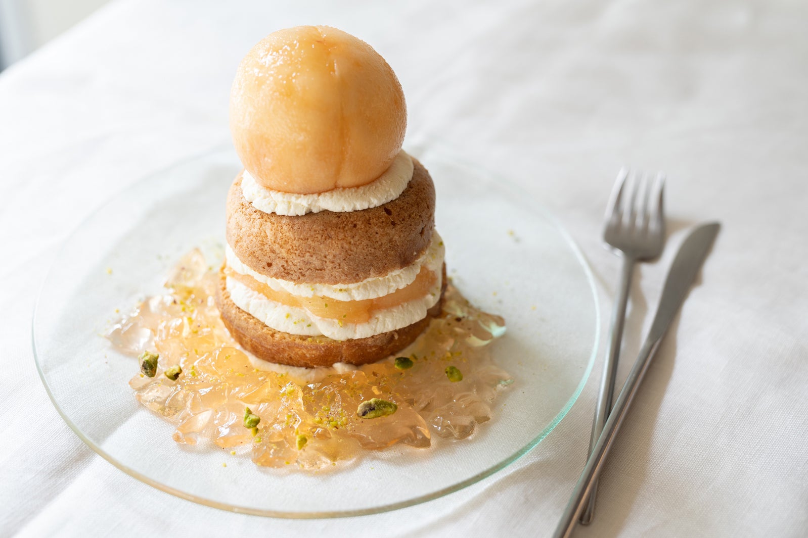 「ドーナツメルト パフェ ももヨーグルト」／画像提供：株式会社ストライプインターナショナル