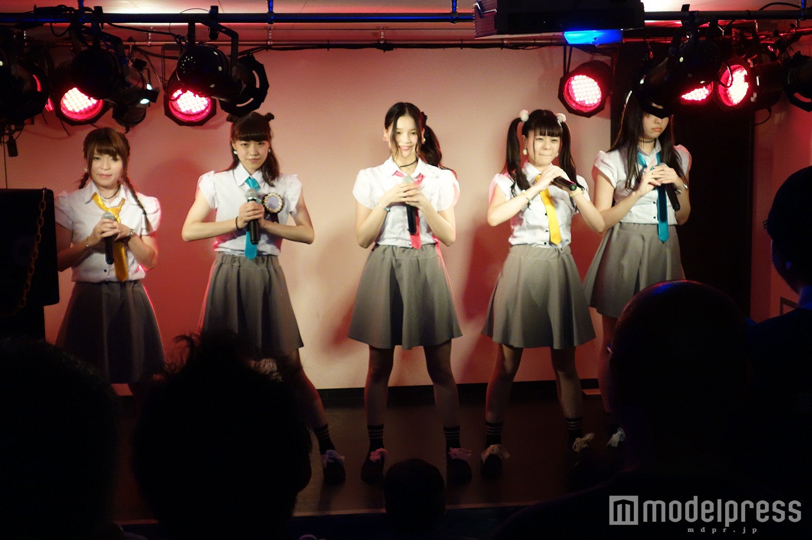 異色のオフィス系ガールズ・カプ式会社ハイパーモチベーション、GW中の定期公演で盛況　即興のセンスにファン感嘆