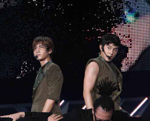 東方神起、新曲初披露!ワイルドなステージに5万人釘付け