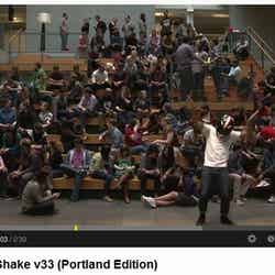 一人さみしく踊っているが、この後…？／YouTube「Harlem Shake v33（Portland Edition）」より