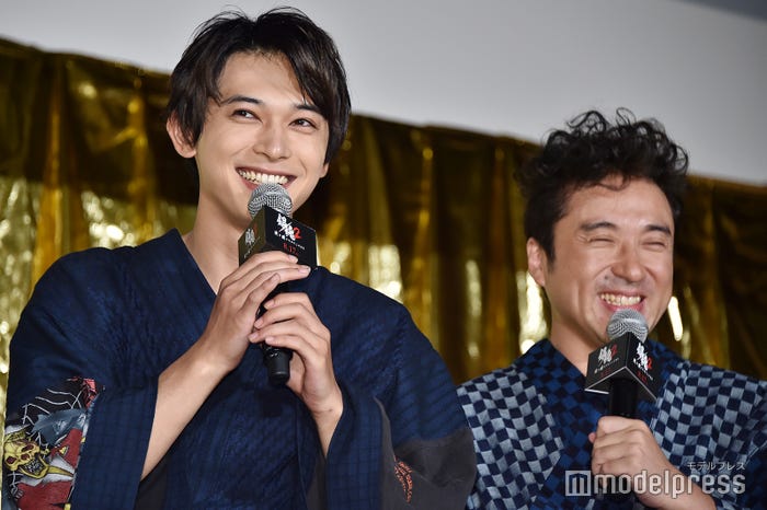 映画『銀魂2 掟は破るためにこそある』完成披露試写会に登壇した吉沢亮と、微笑むムロツヨシ (C)モデルプレス