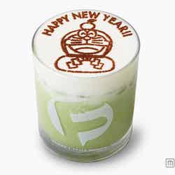 「抹茶ミルク（アイス）」¥620（C）Fujiko-Pro