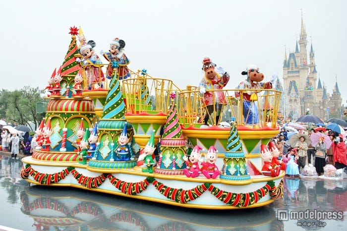 雨天バーションの「ディズニー・サンタヴィレッジ・パレード」