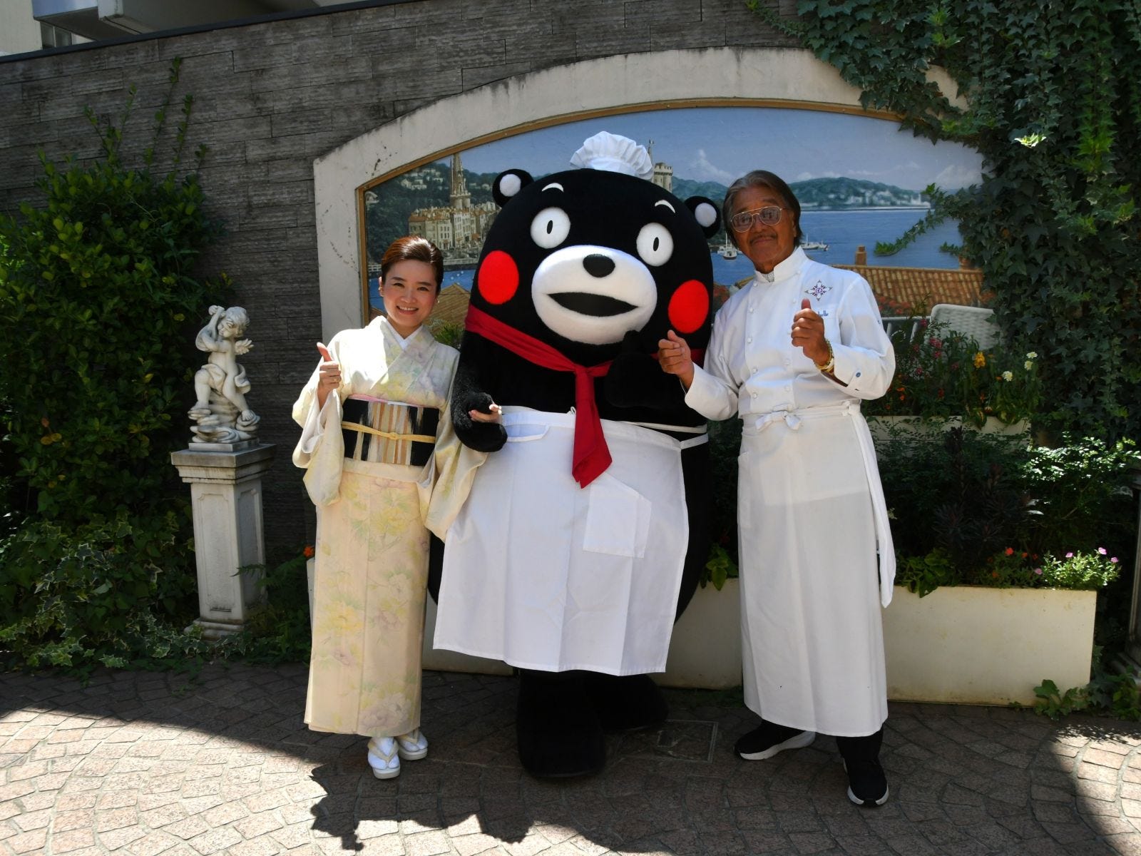 中原さん、坂井シェフとおすましポーズ＝7月25日、東京都港区