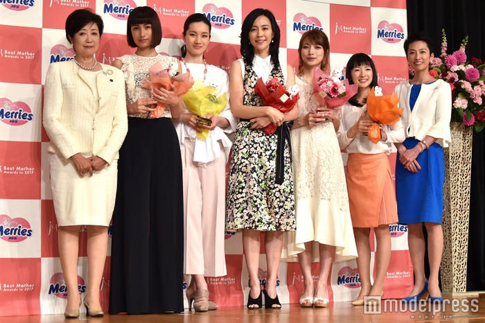 (左から)小池百合子都知事、佐田真由美、荒川静香、木村佳乃、後藤真希、近藤麻理恵、蓮舫参議院議員(C)モデルプレス