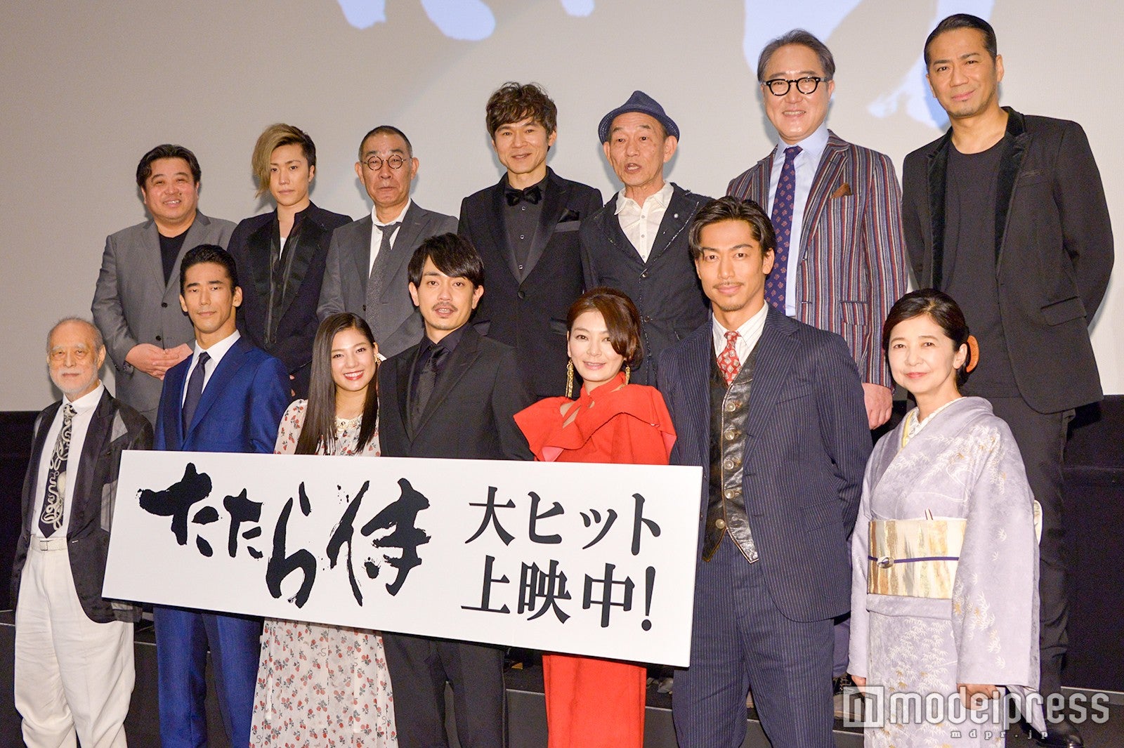 前列左から：津川雅彦、小林直己、石井杏奈、青柳翔、田畑智子、AKIRA、宮崎美子／後列左から：錦織良成監督、早乙女太一、でんでん、甲本雅裕、笹野高史、佐野史郎、HIRO （C）モデルプレス