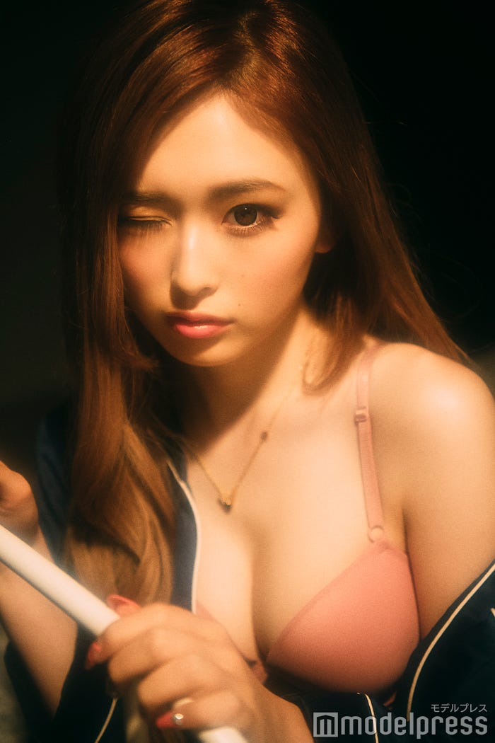 ブラジャー&ショーツ(GU)/パジャマ:サテンパジャマ(GU)/ゆうちゃみ(C)モデルプレス