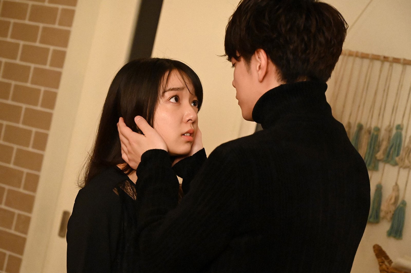 上白石萌音、佐藤健／「恋はつづくよどこまでも」第9話より（C）TBS