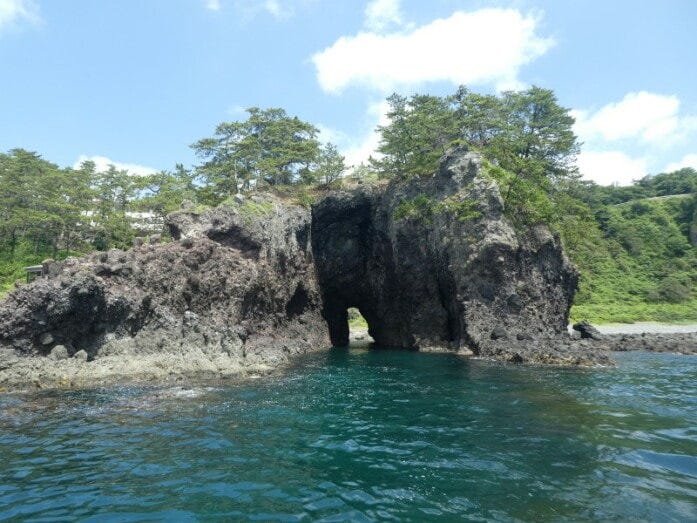 能登金剛遊覧船から巌門を見上げる。岩の中に大きな穴が開いているのがわかります(2019年7月撮影)