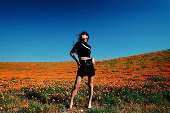 西内まりや、美脚×ほっそりウエストきわだつショットに「圧巻スタイル」の声続出