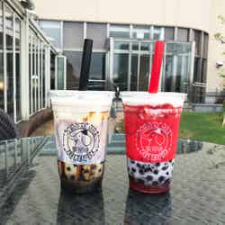 (左)黒糖ロイヤルミルク、(右)苺ロイヤルミルク/画像提供:アイエムエムフードサービス