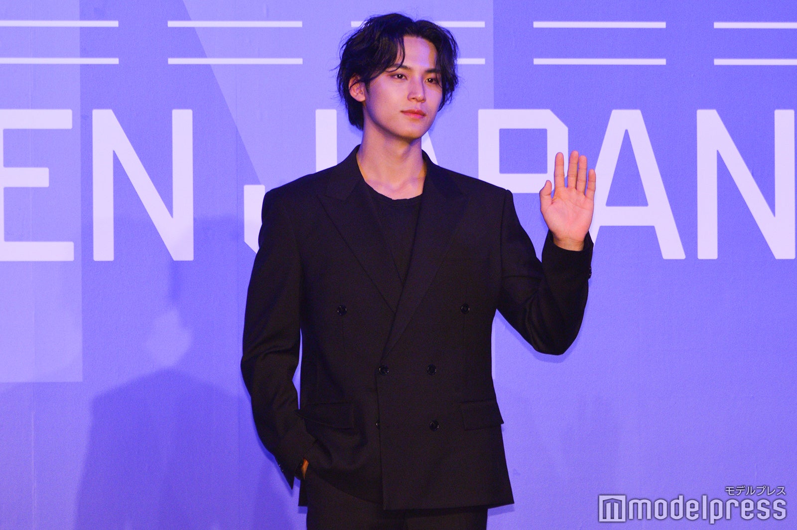 隣に座っていたJEONGHANのマイクをケアしていたMINGYU（C）モデルプレス