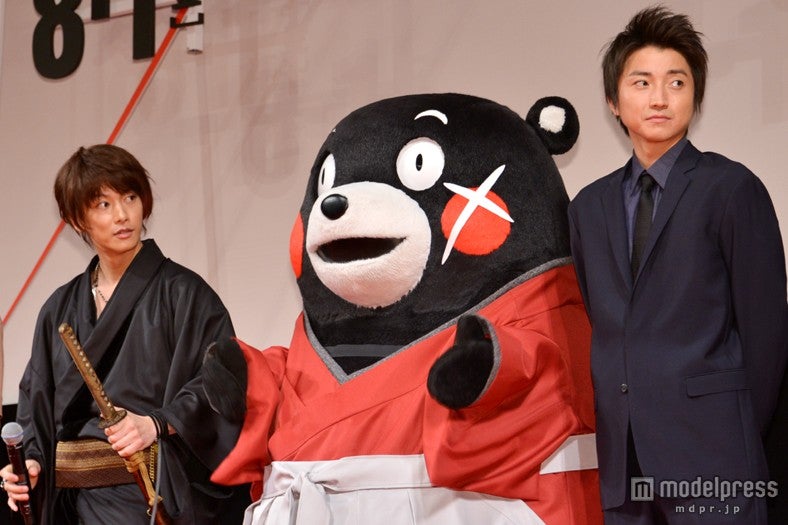 （左から）佐藤健、くまモン、藤原竜也