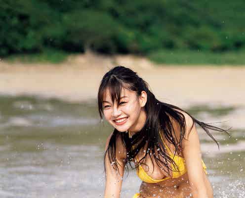 吉澤遥奈、夏の日差しに眩しい笑顔 ビキニ姿の美ボディ解放