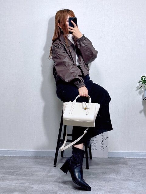 GUGIRLSフライトジャケット GUGIRLSフライトジャケットのダークブラウンと黒スカートの上品コーデ