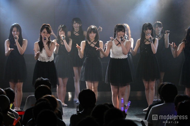 「鳥は青い空の涯を知らない」（C）AKS