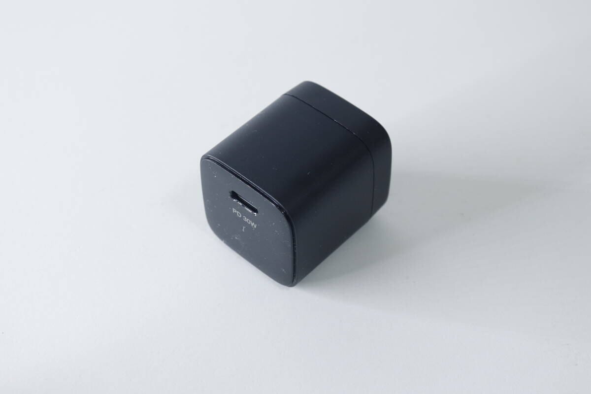ダイソーGaN充電器本体のUSB-Cポート側を斜めから ダイソーGaN充電器本体のUSB-Cポート側を斜めから