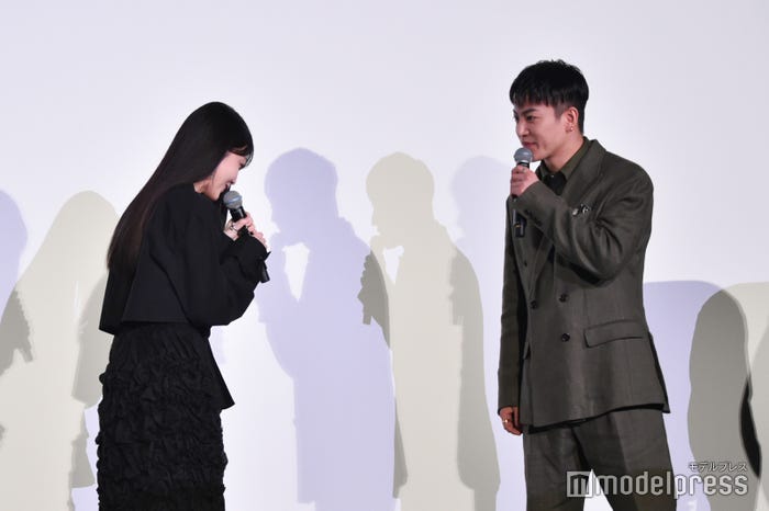 三山凌輝の方に向き直って撮影を振り返る久保史緒里(C)モデルプレス