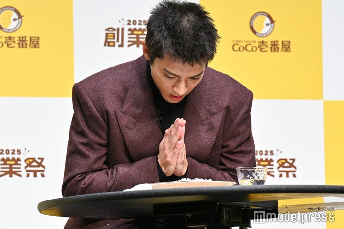 “いただきます”をする山田裕貴(C)モデルプレス