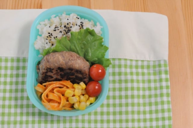業務スーパー「あらびきハンバーグ」お弁当に