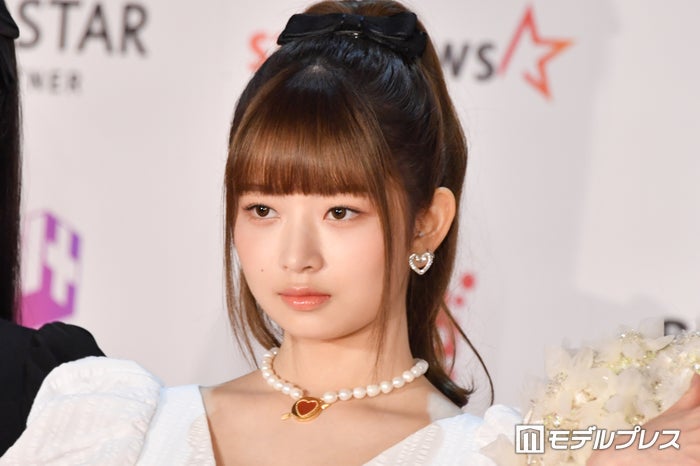 IVEレイ、美肩＆デコルテ大胆披露のワンショルドレス姿が話題「息を呑む美しさ」「オーラが半端ない」