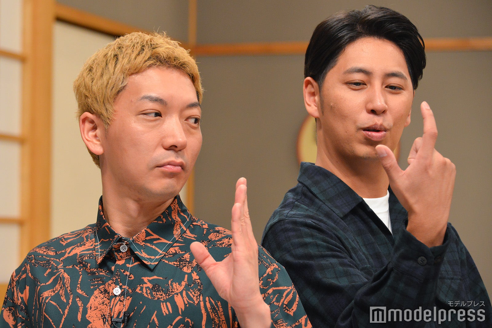 思い思いの「ジョンソンポーズ」。ニューヨーク／嶋佐和也、屋敷裕政（C）モデルプレス