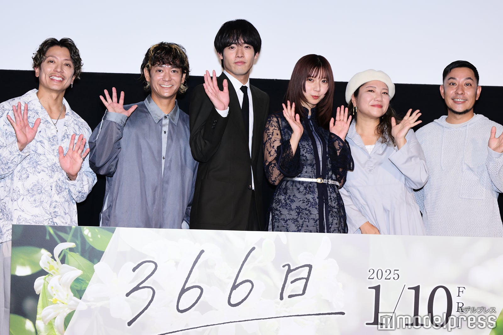 （左から）許田信介、新里英之、赤楚衛二、上白石萌歌、仲宗根泉、名嘉俊（C）モデルプレス