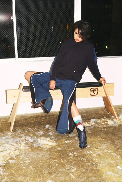 ブルゾン¥45,000、シャツ¥24,000、パンツ¥38,000、ソックス¥2,000、ブーツ¥48,000/以上FACETASM(C)TOPLOG