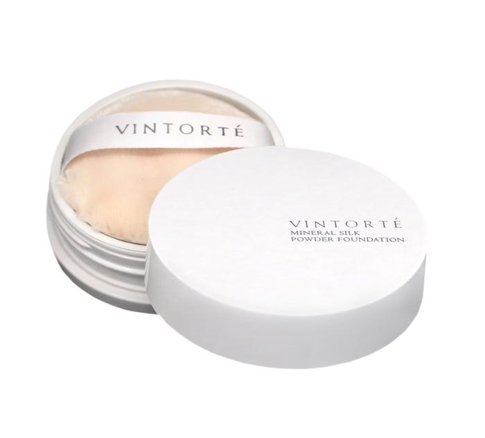 「JNOCAナチュラル」認定アイテムである「VINTORTE(ヴァントルテ) ミネラルシルクファンデーション」(提供画像)