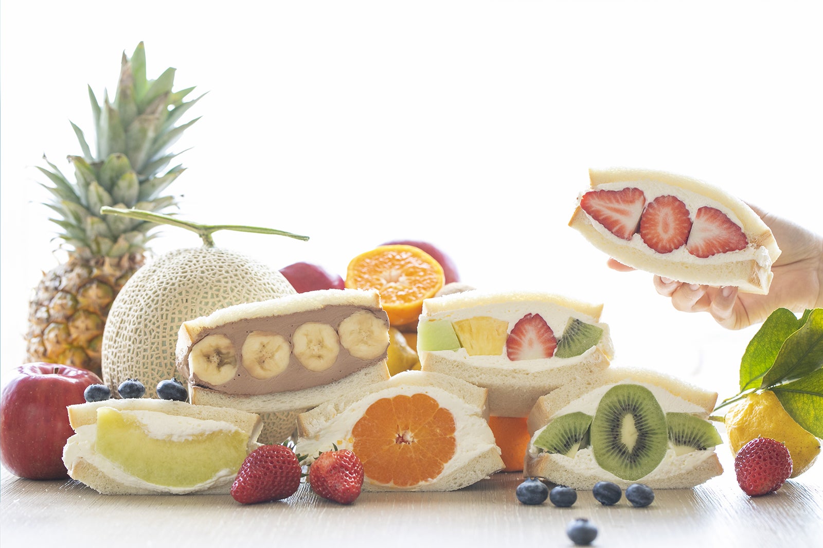 「フルーツサンド」（ミカン、イチゴバナナ、チョコバナナ、メロン、イチゴ、ミックス、チョコイチゴバナナ）350円～／画像提供：フジノネ