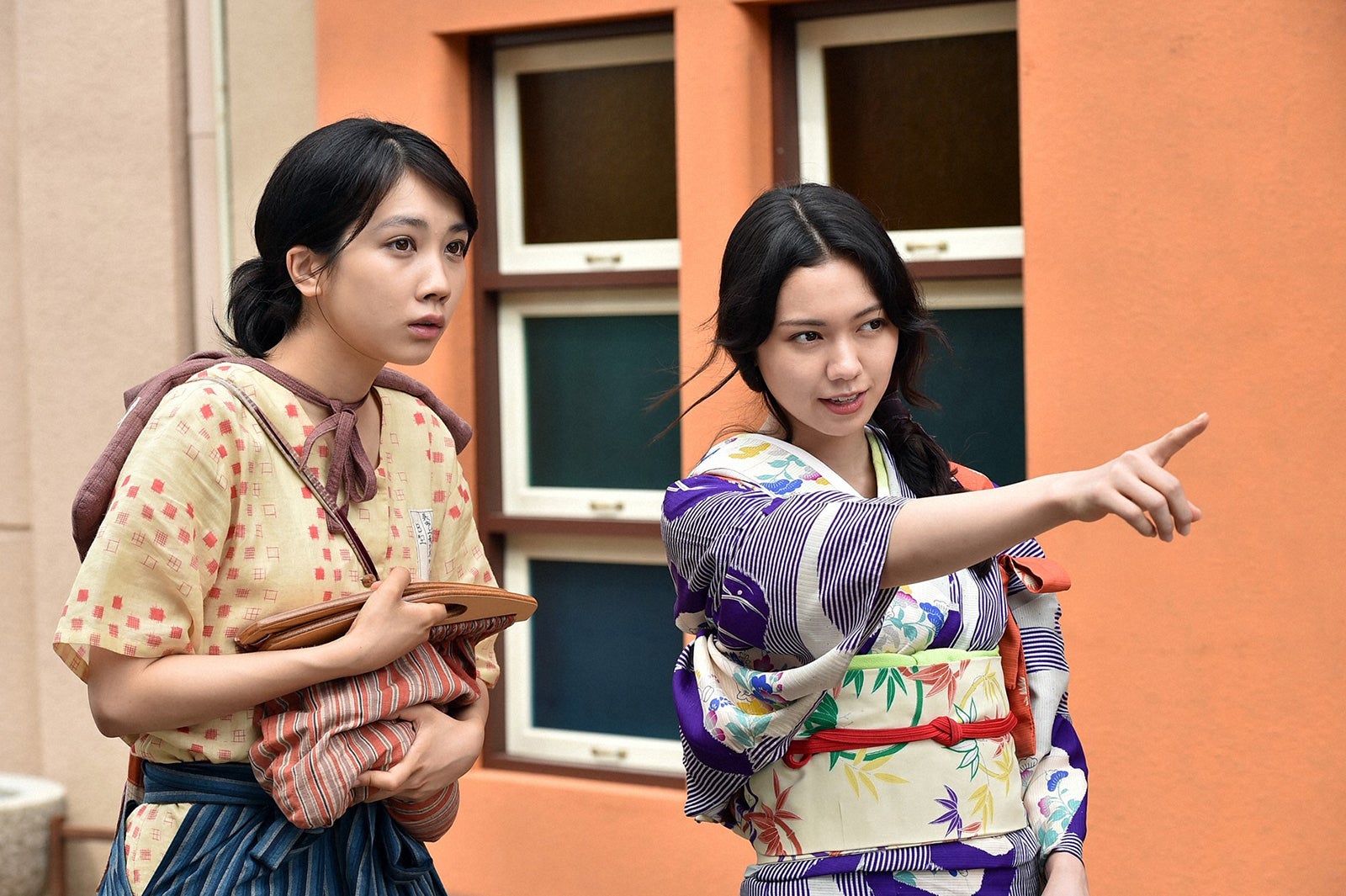 松本穂香、二階堂ふみ／「この世界の片隅に」第3話より（C）TBS