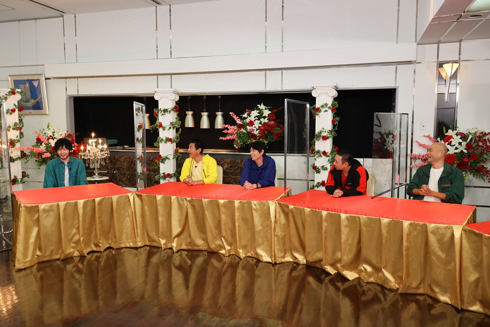 （左から）中村倫也、博多華丸、博多大吉、大悟、あばれる君、山内健司、濱家隆一 （C）カンテレ