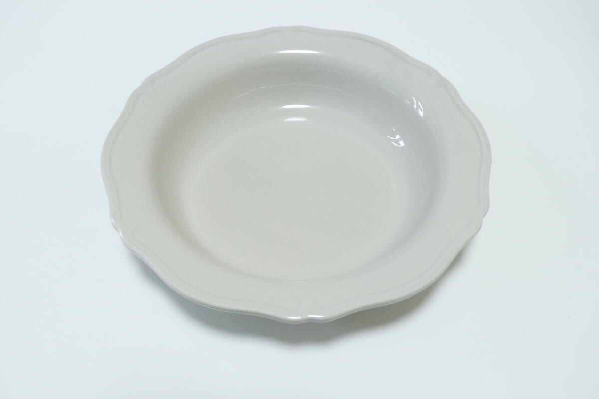 ダイソーのパスタボウル（フラワーシェイプ、GY、19cm）のパッケージ