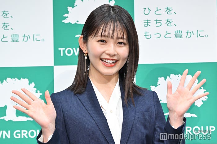 スーツ姿の久間田琳加(C)モデルプレス