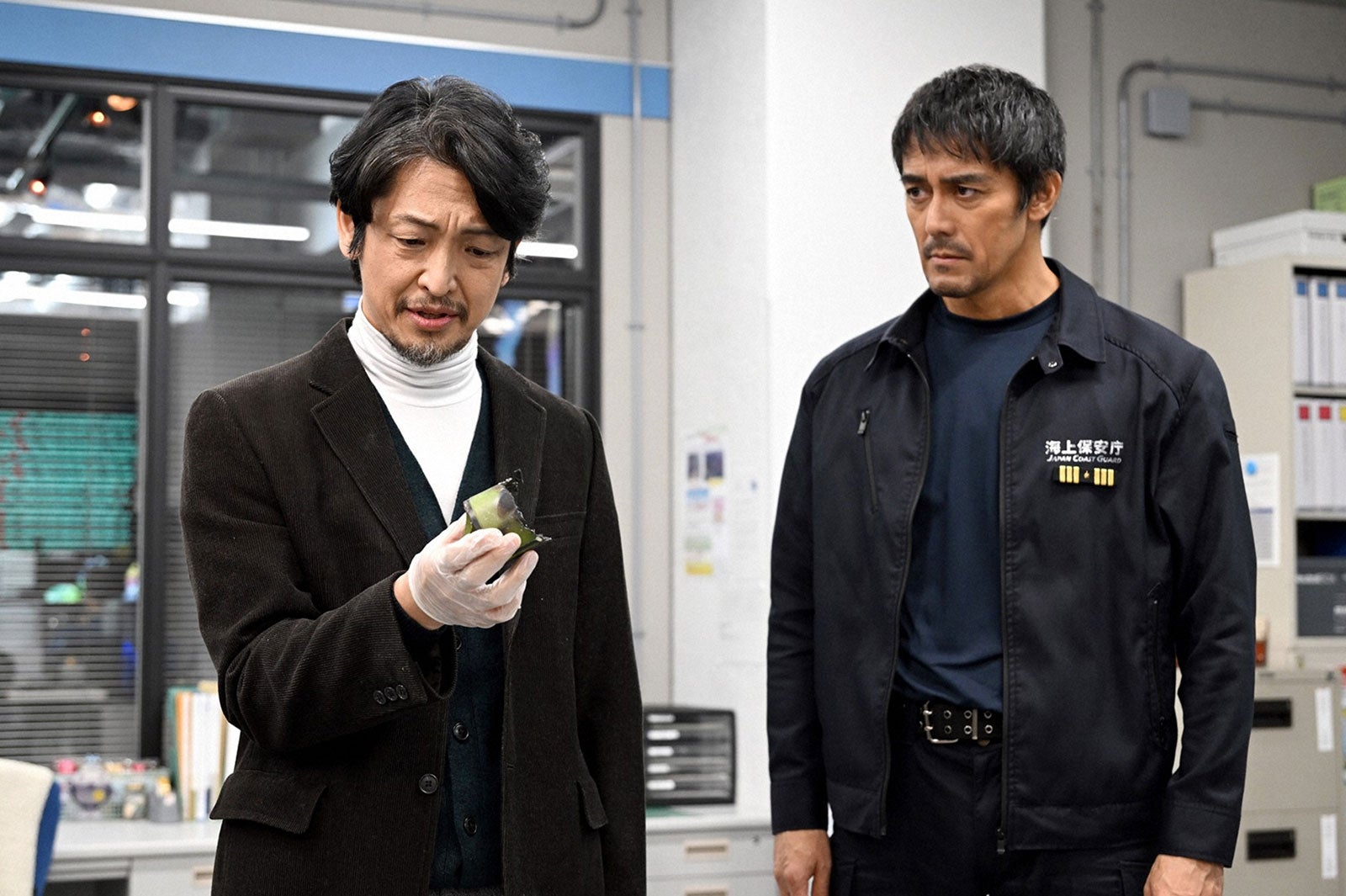 岡田浩暉、阿部寛／「DCU」第7話より（C）TBS