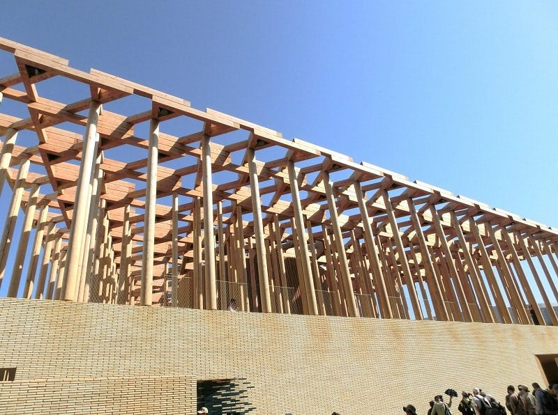 独特の意匠で建築デザインとしての評価も高いウズベキスタン館。事前予約はできず、列に並ぶことで入館できる。さまざまな外国の文化に触れられるのが万博の魅力だ