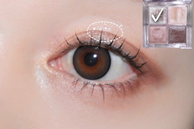 ⑤ラメを上まぶたの中心に塗ります ⑤ラメを上まぶたの中心に塗ります