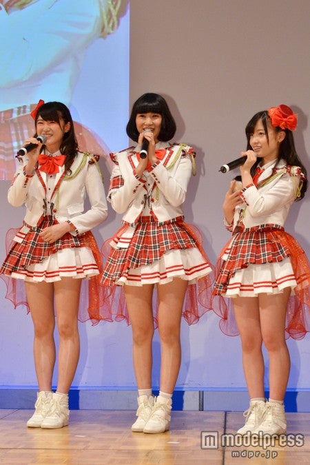 Rev．from DVLの秋山美穂、西岡優菜、橋本環奈（左から）