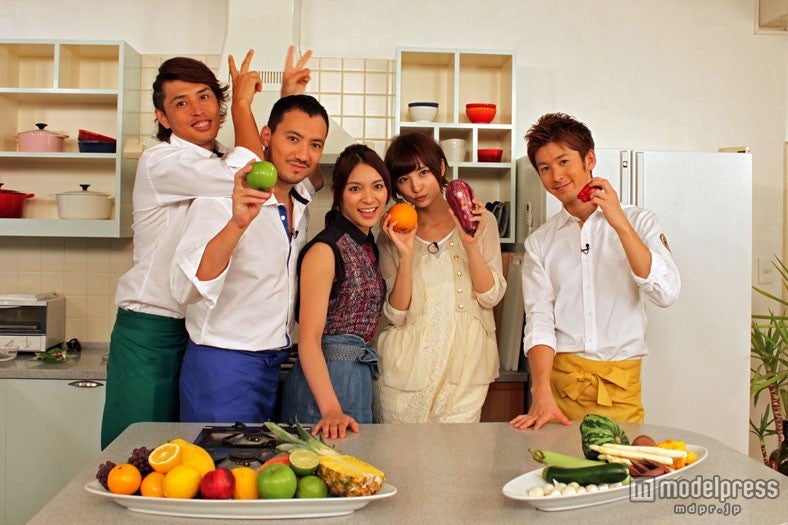 左より：有坂翔太、ベリッシモ・フランチェスコ、秋元才加、篠田麻里子、寺田真二郎