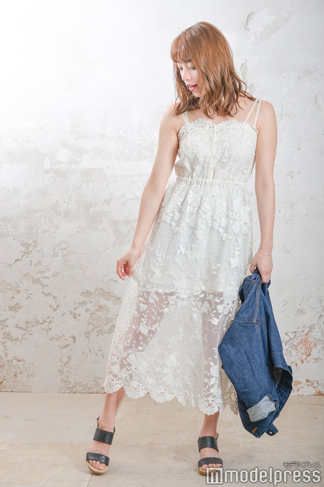 レース素材のワンピース（C）モデルプレス