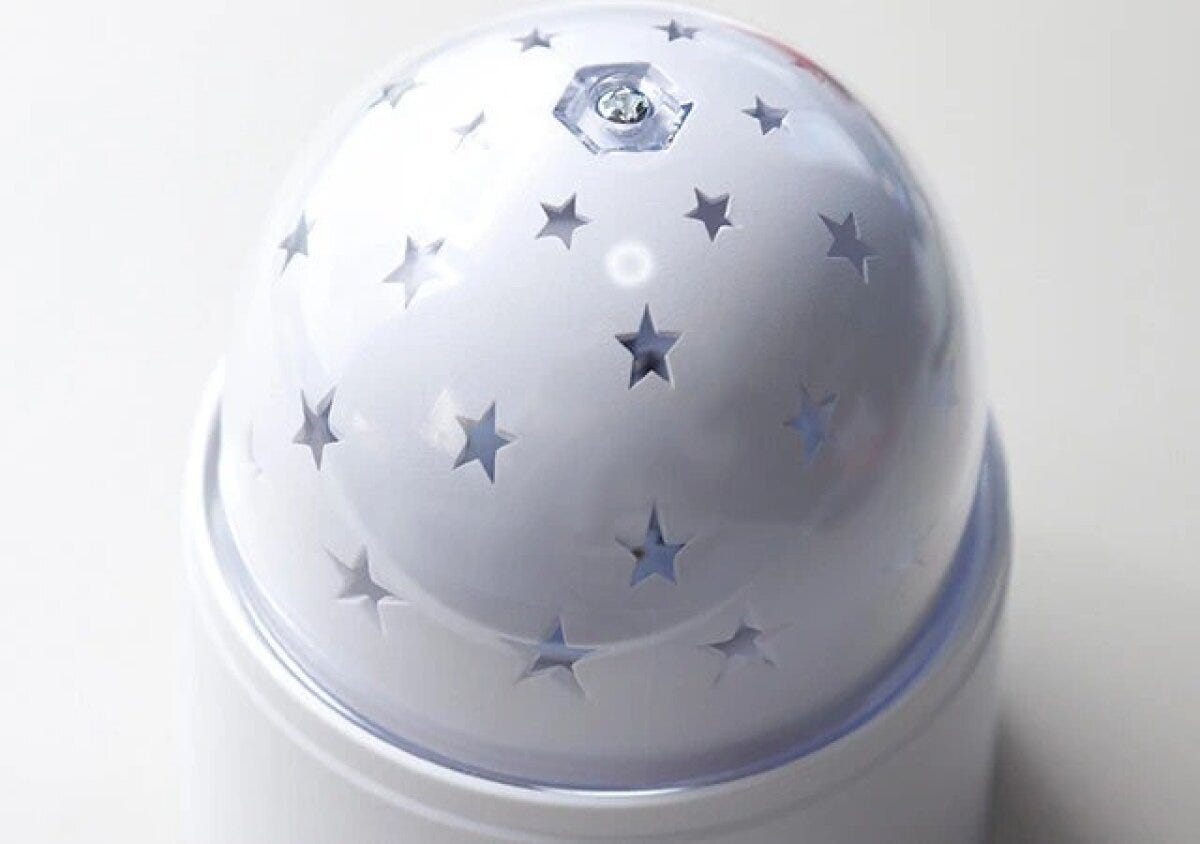 星形の穴が開いた白いドーム型のプラネタリウムライト本体 星形の穴が開いた白いドーム型のプラネタリウムライト本体