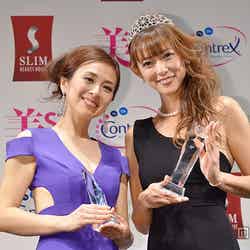 「国民的美魔女コンテスト」準グランプリの井上美樹さん（左）とグランプリの箕輪玖美さん（右）
