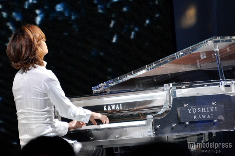 2曲の生演奏を披露したYOSHIKI