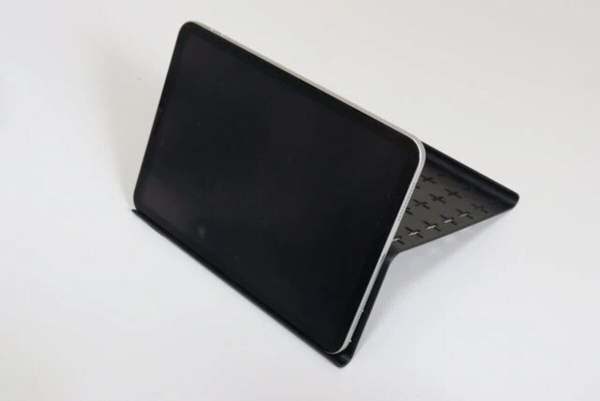 タブレットスタンドにタブレットを高い角度で置いた様子